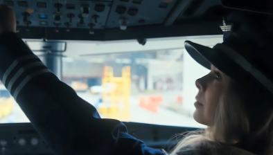 Camila Pérez en la cabina de pilotos