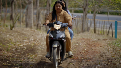 Diana Fernández montada en una moto