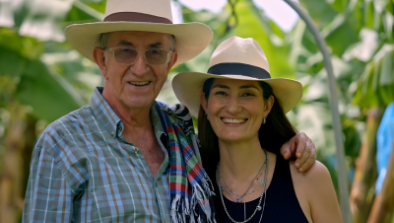 Lina Ocampo junto con su abuelo