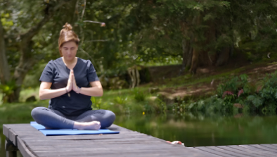 Yanet Londoño Meditando cerca de un lago