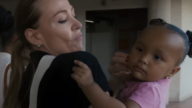 Catalina Escobar cargando en sus brazos a una niña pequeña